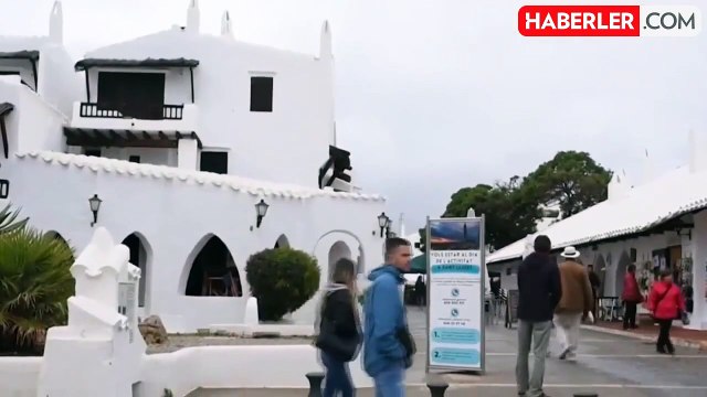 İspanya'da yerel halk, turistlerin girişini engellemek için 22 tatil köyünün girişini zincirlerle kapattı