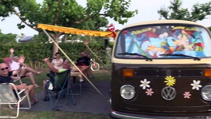 La concentración de furgos Volkswagen reúne en la Costa Brava a unos 7.000 aficionados