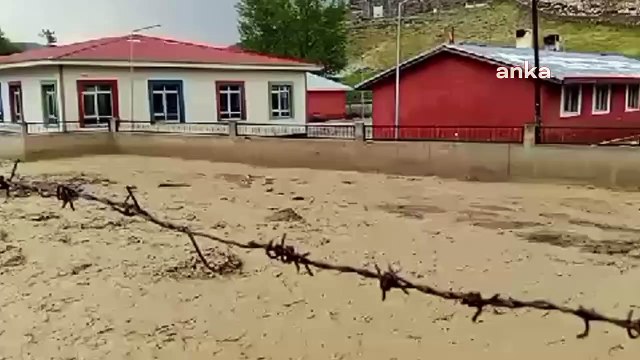 Van’da sel sonrası hasar oluşan yerlerde bakım ve onarım çalışmaları sürüyor