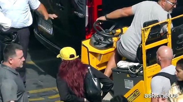 Dua Lipa, la popstar (in incognito) a Capri: il video