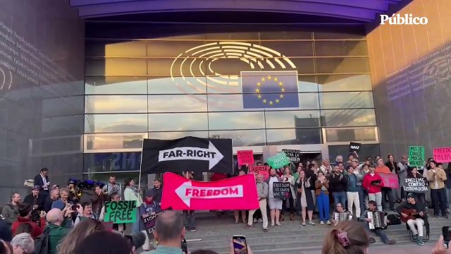 Manifestantes cantan el 'Bella Ciao' contra la extrema derecha, a las puertas del Parlamento Europeo