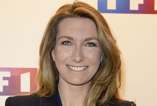 Anne-Claire Coudray sa robe moulante dévoile sa poitrine au JT de TF1… Quand elle s’excusait en espérant que « les gens ne soient pas choqués »