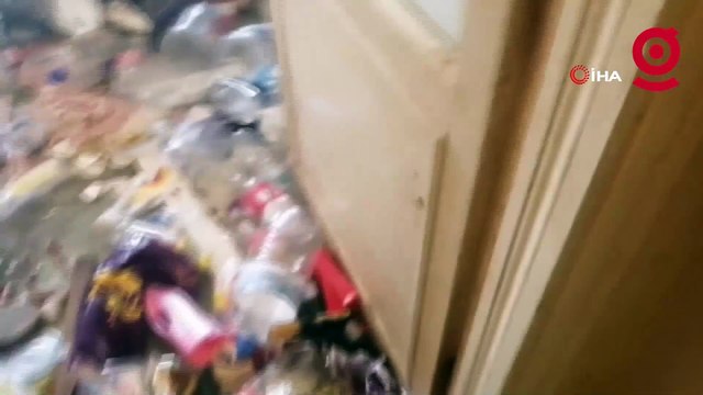 Bir çöp ev vakası daha! Abla-kardeşin evinden 3 kamyon çöp çıktı