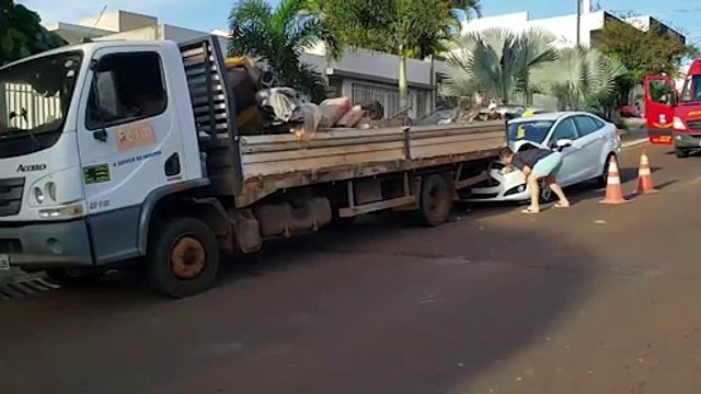 Nasceu de novo! Carro atinge violentamente traseira de caminhão e trabalhador escapa por pouco