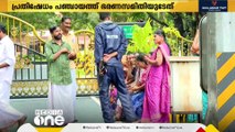 സംസ്ഥാനപാതയിൽ അവകാശമുന്നയിച്ച് ബോർഡ്; കോഴിക്കോട് NIT ക്ക് മുമ്പിൽ പഞ്ചായത്ത് ഭരണസമിതിയുടെ പ്രതിഷേധം