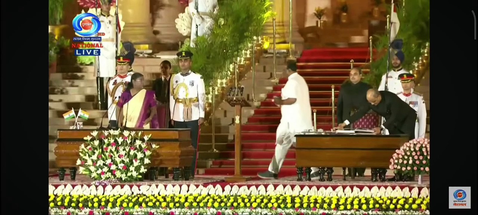 राष्ट्रपति भवन में चल रहा था शपथ ग्रहण समारोह, तभी डीडी उइके के पीछे से निकला तेंदुआ!