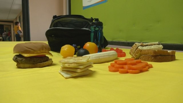 El versus de los alimentos saludables contra los dañinos ¿Cómo alimentar a los niños durante el descanso escolar?