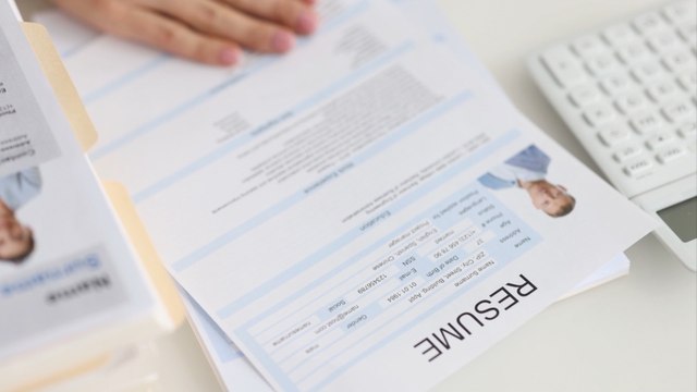 Experts Debate Using AI for Job Applications: Pros, Cons, and Best Practices