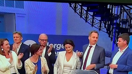 De Croo istifasını sundu Kral kabul etti