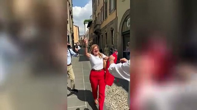 L'abbraccio tra Elena Carnevali e Giorgio Gori al point elettorale tra gli applausi