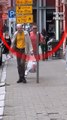 Cet homme perd ses lunettes en pleine rue puis reçoit le précieux soutien d’une passante