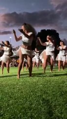 セクシーな女の子たちがスカートをはいて踊る