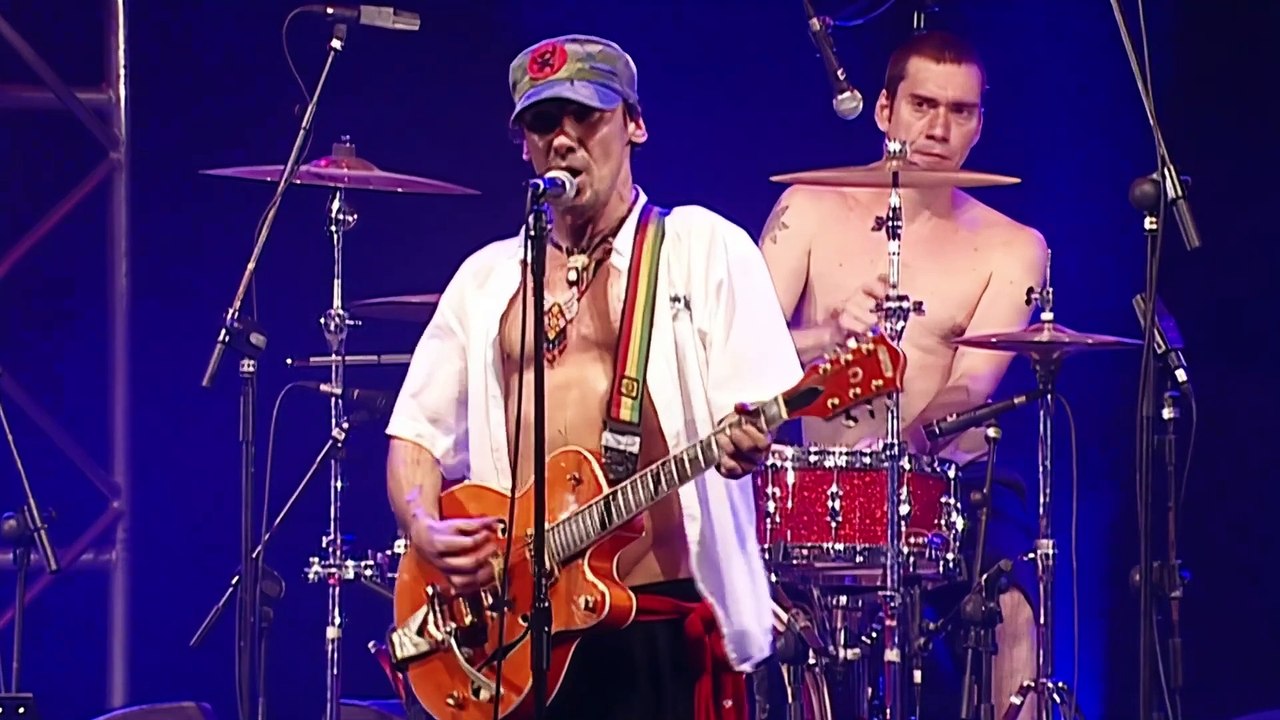 Manu Chao chante son tube "Clandestino" en live