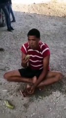 Atrapan a hombre robando plátanos y lo obligan a comerselo con todo y cáscaras