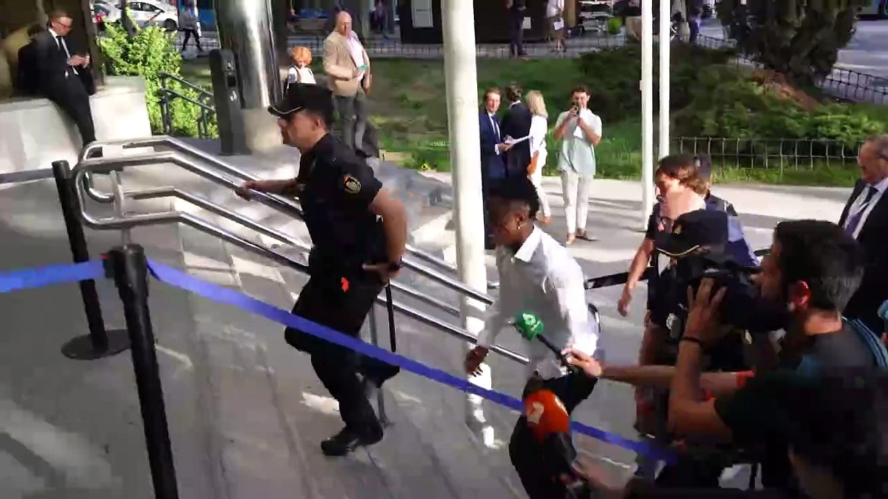 Tres hinchas del Valencia condenados a 8 meses de cárcel por insultos racistas contra Vinícius