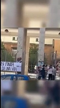 Venditti nell'ex liceo: filma l'ultimo giorno di scuola e gli studenti intonano la sua «Giulio Cesare»