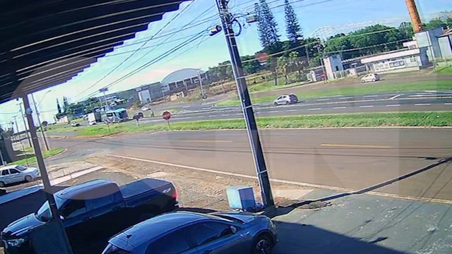 Imagens fortes! Câmera registra colisão frontal entre moto e Celta na BR-277