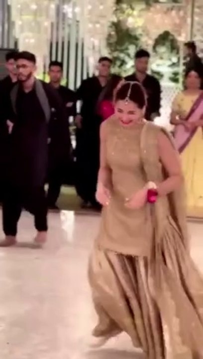 Pakistani Actress Hania Amir Dance On Bollywood Song Current Laga Re | hania aamir dance