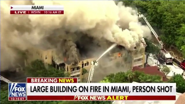 Un incendio de gran magnitud se desató en un complejo de edificios en Miami
