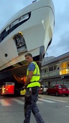 Tamali, lo yacht Benetti da 40 metri passa per le strade di Viareggio