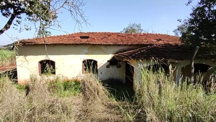 UMA CASA DE LUXO ABANDONADA E ESQUECIDA NO MEIO DO BANANAL