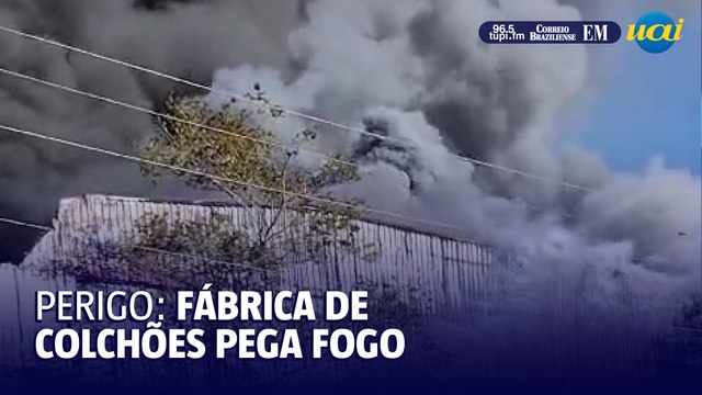Incêndio em fábrica de colchões em Ubá deixa cidade sob fumaça