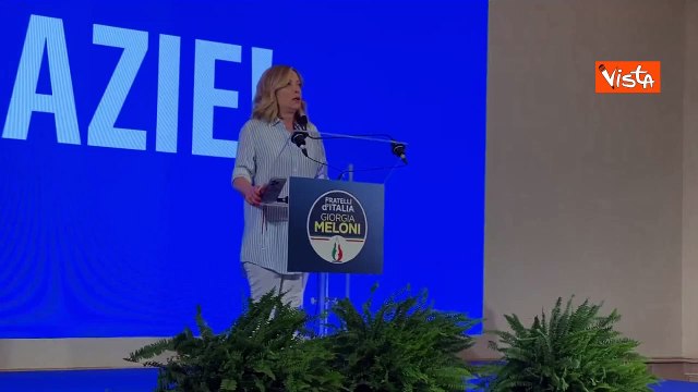 Ecco il laccio tricolore del cellulare di Giorgia Meloni, alla conferenza stampa dopo le Europee