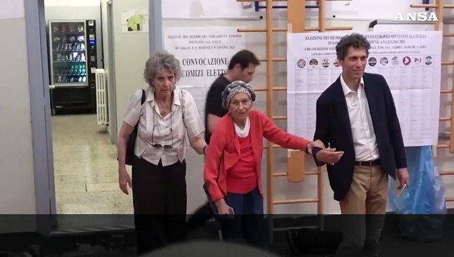 Europee, Bonino al seggio: Andate tutti a votare