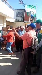 Pobladores ponen pollera al alcalde de San Juan en medio de denuncias por mala gestión