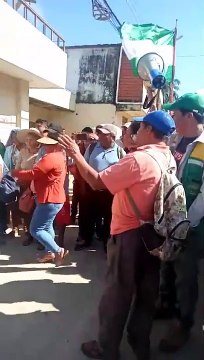 Pobladores ponen pollera al alcalde de San Juan en medio de denuncias por mala gestión