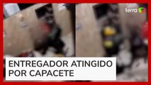 Vídeo mostra policial agredindo entregador com capacete em Fortaleza