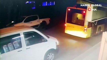 Görüntüler Ataşehir'den! Seyir halindeki araca çarpıp kaçtı