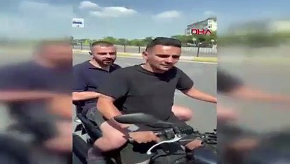 Tải video: Kadıköy'de içinde hasta olduğuna inanmadıkları ambulansın önünü kesip kontrol ettiler