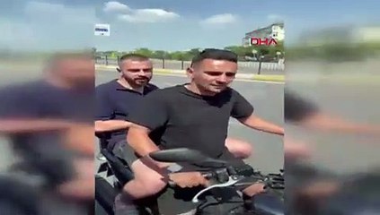 Kadıköy'de içinde hasta olduğuna inanmadıkları ambulansın önünü kesip kontrol ettiler