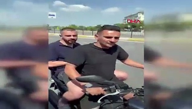 Kadıköy'de içinde hasta olduğuna inanmadıkları ambulansın önünü kesip kontrol ettiler