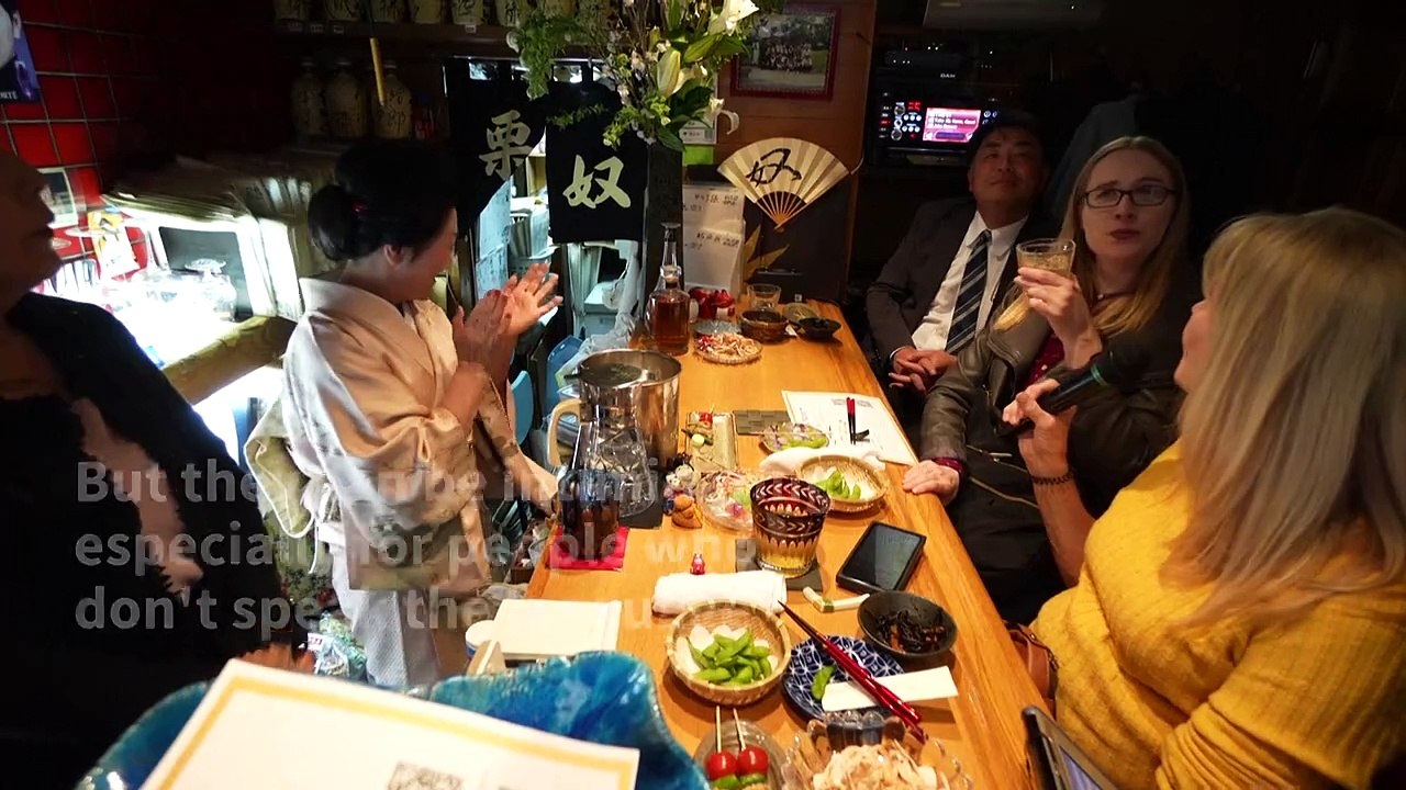 Tourists get taste of old Japan at hidden 'snack bars'
