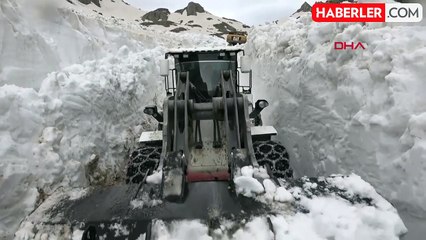 Yüksekova'da askeri üs yolunda 6 metre karla mücadele