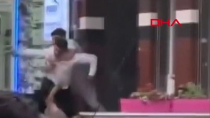 Üzerine atladığı silahlı saldırganı etkisiz hale getirdi! Panik anları kamerada