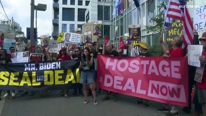 فيديو: عائلات المحتجزين يتظاهرون في تل أبيب أمام فندق يستضيف لقاءات بين بلينكن ومسؤولين إسرائيليين