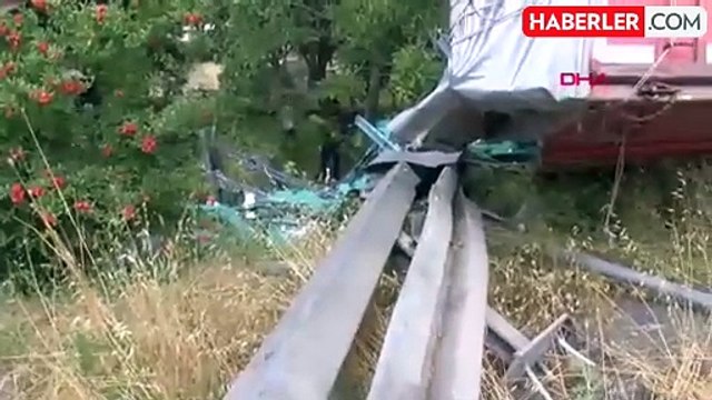 Başakşehir'de kamyonun bahçeye devrilme anı güvenlik kamerasına yansıdı