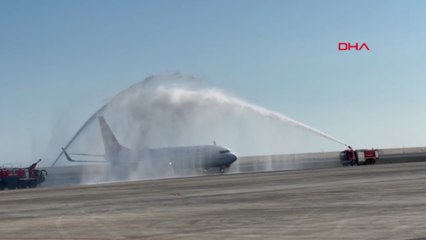 Bahreyn'den Rize'ye ilk charter seferi 'su takı' töreni ile karşılandı