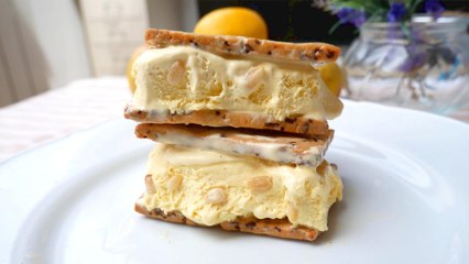 Helado al corte relleno de dulce de leche, con galletas caseras