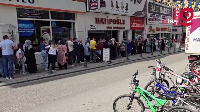 Bayram kampanyası yapan mağazada izdiham! Onlarca vatandaş bedava halı almak için yarıştı