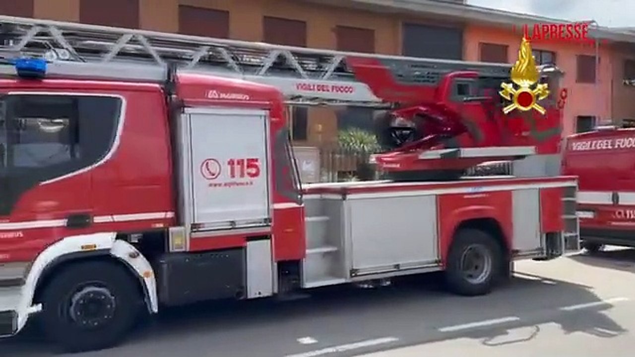 Brugherio, esplosione in un capannone di vernici: le operazioni dei vigili del fuoco