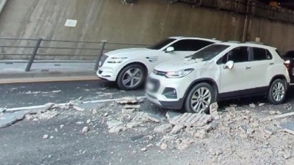 서울 신내1교 콘크리트 떨어져 차량 충격...2명 이송 / YTN