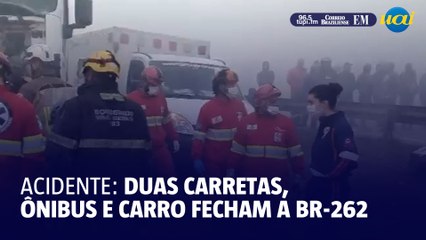 BR-262 interditada após colisão entre carretas, ônibus e carro