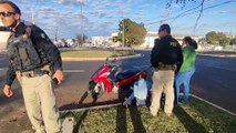 Motociclista fica ferida em acidente na Avenida Rocha Pombo