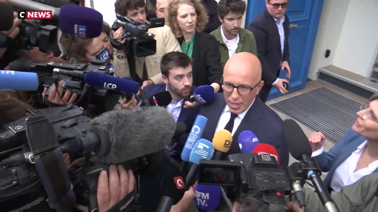 Sandrine Rousseau interpelle Éric Ciotti devant le siège des Républicains