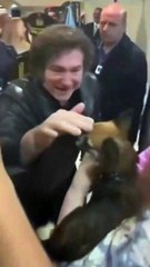 Un PERRO muerde a MILEI