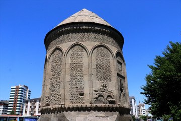 Anadolu’nun kümbetleri asırlardır tarihe ışık tutuyor!
